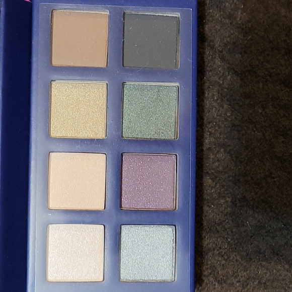 Avon eyeshadow palette - Picture 1 of 6